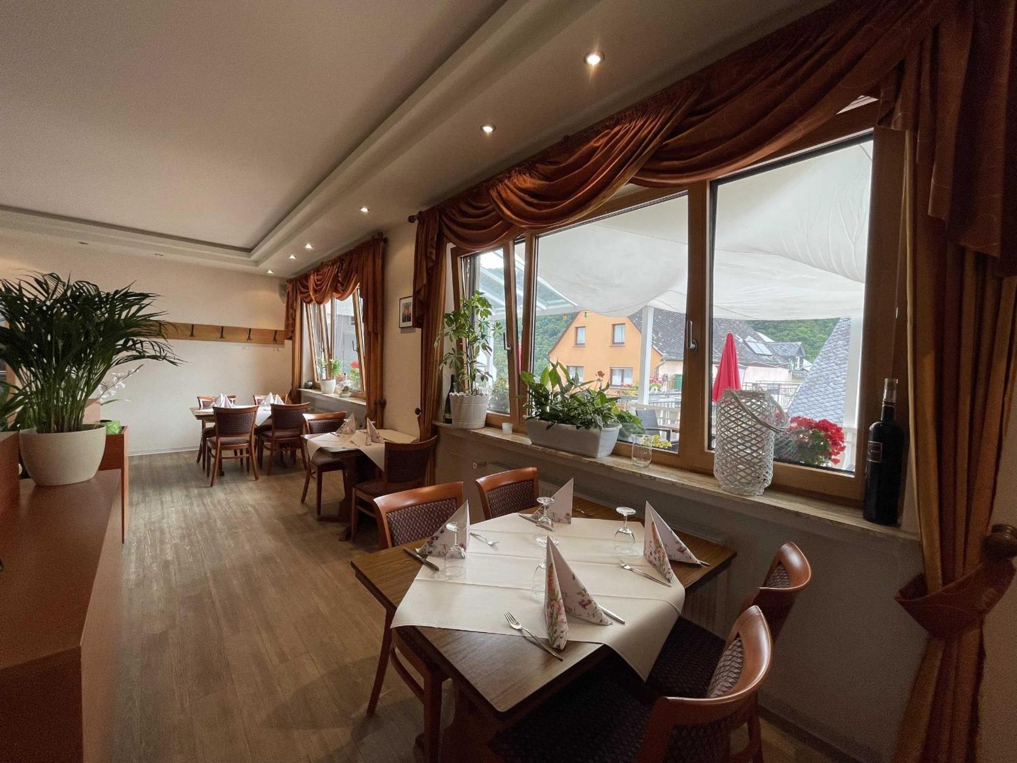 Hotel Zur Mosel Minheim Esterno foto